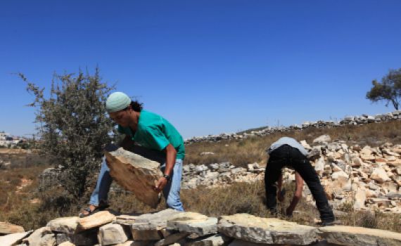 מתיישבים חסמו את כביש הגישה ומנעו הריסת מאחז