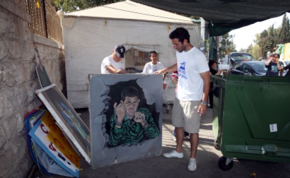 מפרקים את הסוכה: מטה שליט עוזב את מאהל המחאה