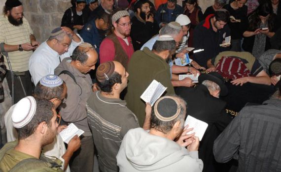 זעזוע בקבר יוסף: צלבי קרס רוססו בסמוך לציון