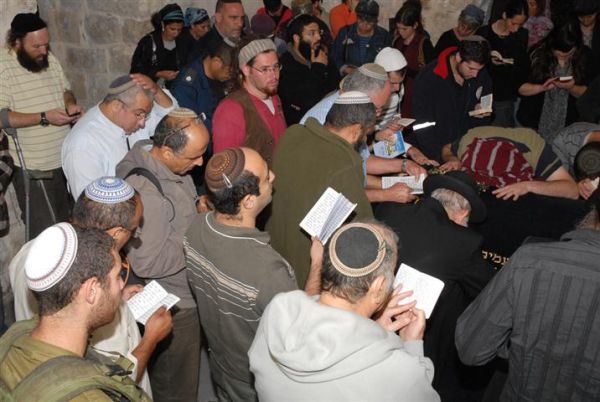 זעזוע בקבר יוסף: צלבי קרס רוססו בסמוך לציון