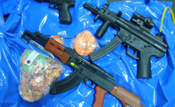 חזרו מאומן וניסו להבריח אקדחים, סיגריות ושתיה חריפה