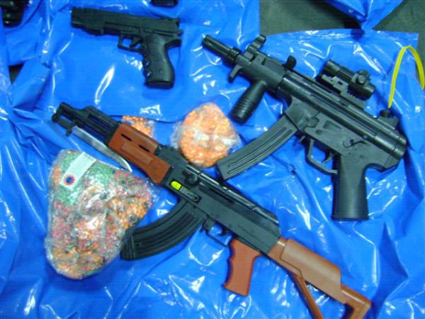 חזרו מאומן וניסו להבריח אקדחים, סיגריות ושתיה חריפה