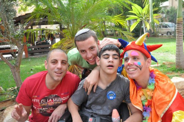 ילדי "קו לחיים" חוגגים באולפנת בני עקיבא ישורון