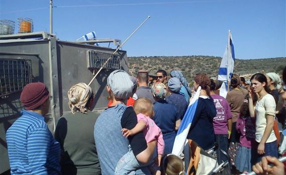 צפו בתושבי איתמר מונעים את כנסת חמולת הרוצחים לישוב