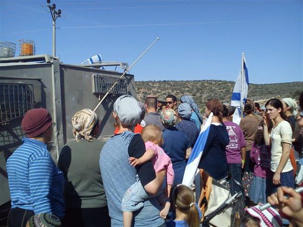 צפו בתושבי איתמר מונעים את כנסת חמולת הרוצחים לישוב