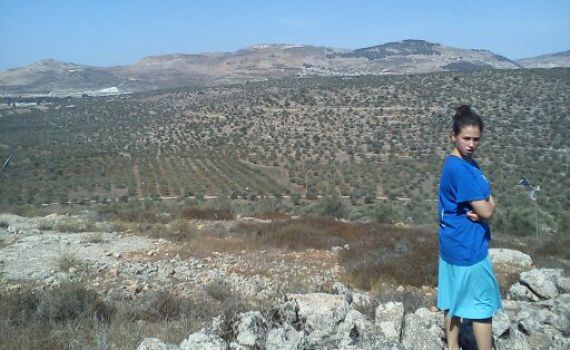 תמר פוגל מפגינה נגד המסיק של משפחת הרוצחים