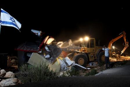 נמשך ההרס בהתנחלויות: המנהל פינה בתים ביישוב בת עין