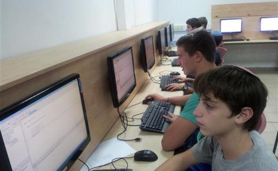 במקום הראשון בארץ בבגרות במחשבים: אמי"ת כפר בתיה