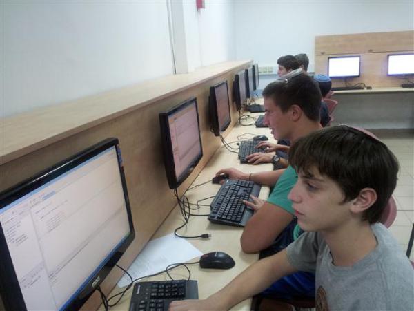 במקום הראשון בארץ בבגרות במחשבים: אמי"ת כפר בתיה