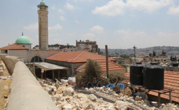 בונים מסגד מטרים ספורים מקברו של מנחם בגין