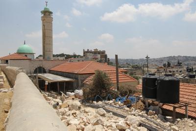 בונים מסגד מטרים ספורים מקברו של מנחם בגין