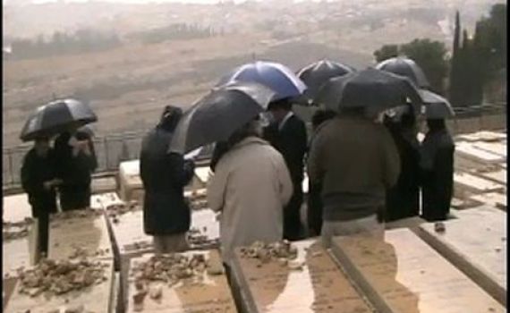 צפו בבושה: בקושי מניין באזכרה לרב שלמה גורן זצ"ל