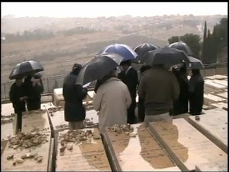 צפו בבושה: בקושי מניין באזכרה לרב שלמה גורן זצ"ל