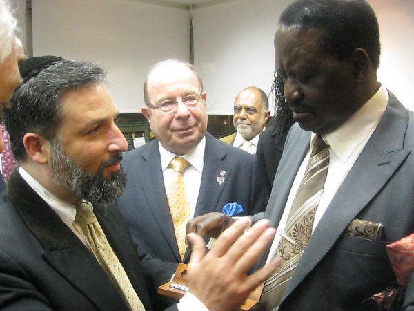 ראש מממשלת קניה קיבל 'שיעור מזורז' בהלכות מילה