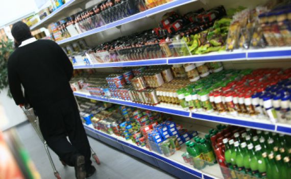 מותר לקנות עוגה באריזה סגורה בחנות שאין לה כשרות?