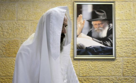 שו"ת SMS: האם מותר להכנס לבית כנסת של חב"ד?