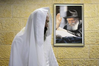 שו"ת SMS: האם מותר להכנס לבית כנסת של חב"ד?