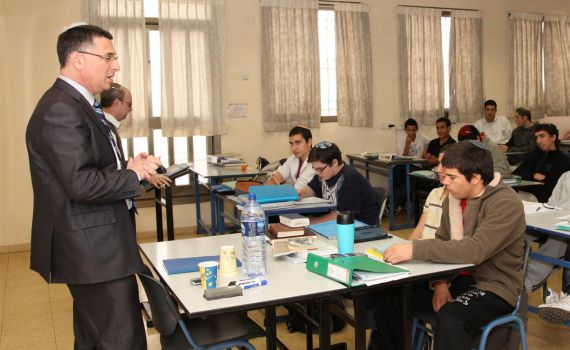 שר החינוך מלמד אזרחות בישיבה התיכונית מעלה אדומים
