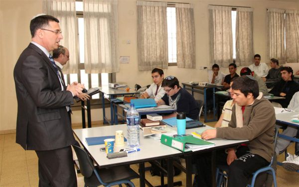 שר החינוך מלמד אזרחות בישיבה התיכונית מעלה אדומים