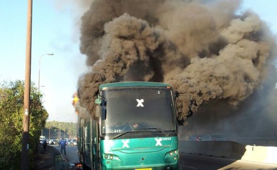 תמונות: האוטובוס שעלה באש בכביש מספר 1