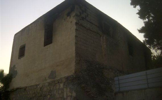 ערבים הציתו בית כנסת בעיר העתיקה של רמלה