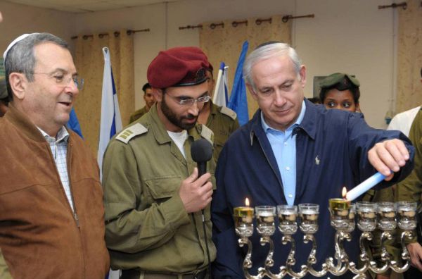 נתניהו וברק הדליקו נר ראשון של חנוכה בחטמ"ר אפרים