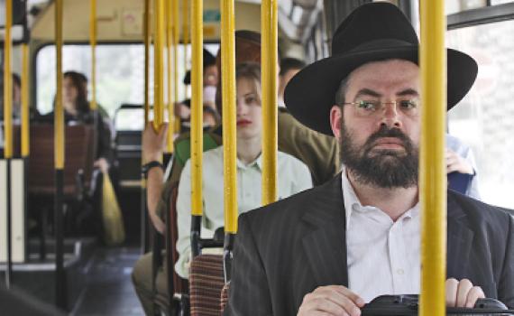 הרב שלזינגר: הנשים הן שביקשו את ההפרדה באוטובוסים