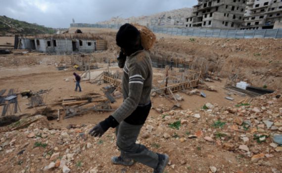 בית הספר מושבת: פועלים ערבים מטרידים את הילדות