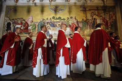 נוצרים קיימו תפילה בבית כנסת שבמלון. מה לעשות?