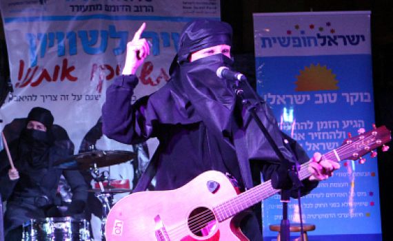 מרים הנביאה לא שרה היא רק עשתה עם השפתיים