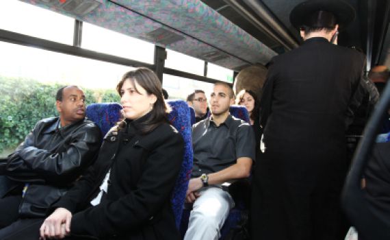 מהומה ב'קו מהדרין': חוטובלי התיישבה בשורה הראשונה