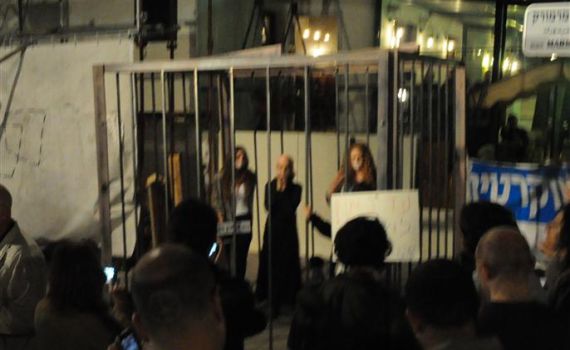 חילונים כלאו נשים בכלוב במחאה נגד הדרת נשים