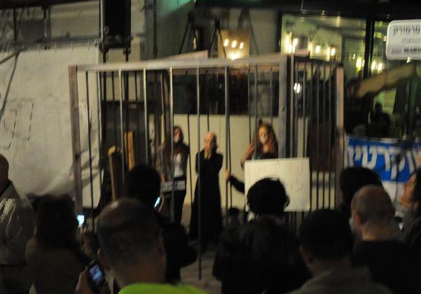 חילונים כלאו נשים בכלוב במחאה נגד הדרת נשים