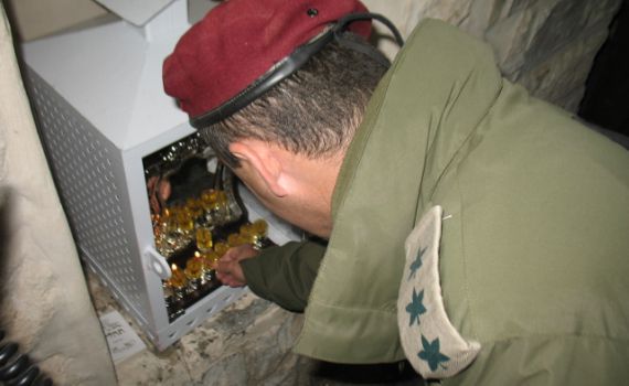 תמונות: אלפים בהדלקת נרות חנוכה בקבר יוסף בשכם