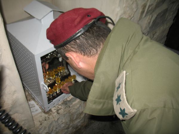 תמונות: אלפים בהדלקת נרות חנוכה בקבר יוסף בשכם