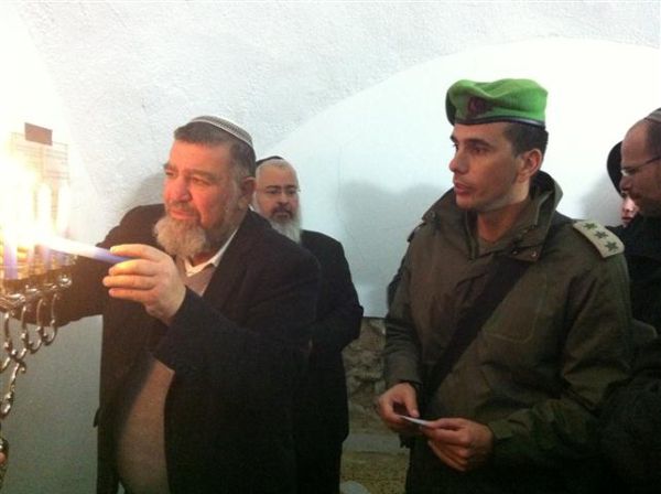 סולחה: ראשי ההתיישבות הדליקו נרות עם מח"ט אפרים