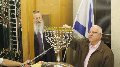 יו"ר הכנסת הדליק נר שמיני בשכונת האולפנה בבית אל