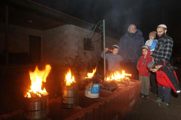 הדלקת נרות ליד בית משפחת פוגל הי"ד "לא נכנע לחושך"