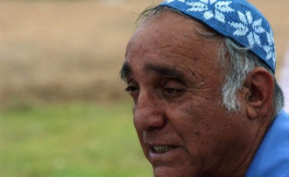 נמאס לו: אבא של גלעד מקים מחדש את אוהל המחאה