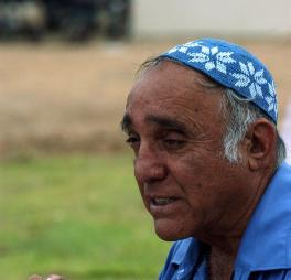 נמאס לו: אבא של גלעד מקים מחדש את אוהל המחאה