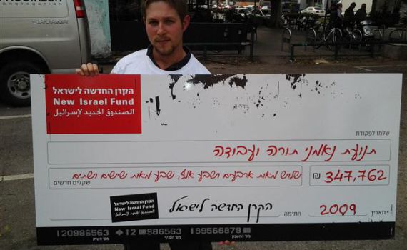רעננים במשרדי 'נאמני' עם צ'קים מהקרן לישראל חדשה