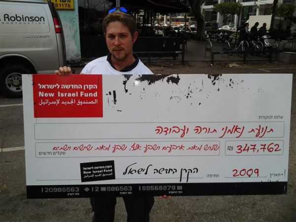 רעננים במשרדי 'נאמני' עם צ'קים מהקרן לישראל חדשה