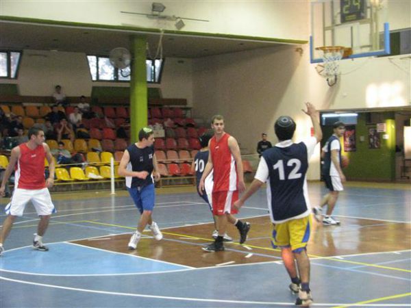 מי אלופת הישיבות התיכוניות בכדורגל ובכדורסל?