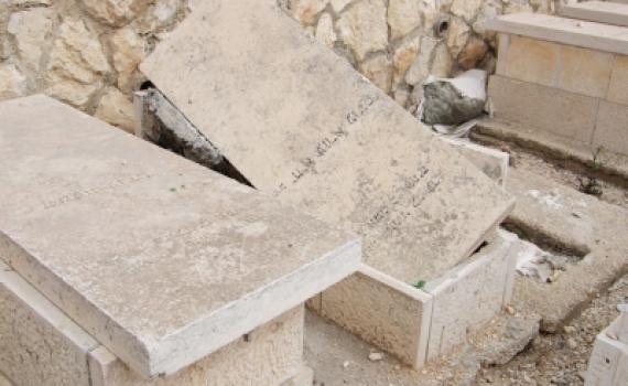 פלסטינים חיללו מאות קברים בבית העלמין בכפר סבא