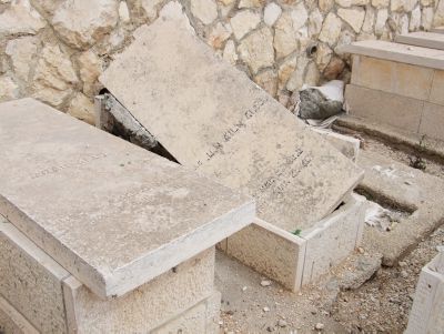 פלסטינים חיללו מאות קברים בבית העלמין בכפר סבא