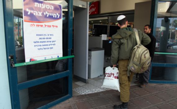 החיילים נתבקשו לשלם ברכבת. הבני"שים נסעו בחינם