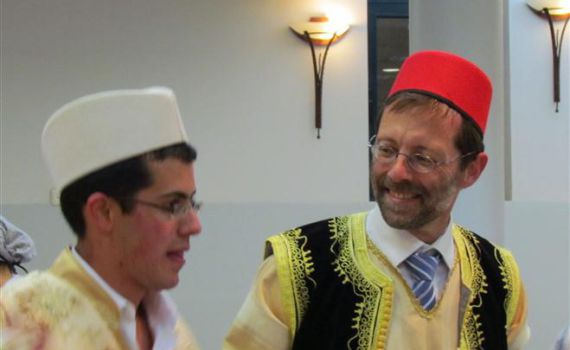 משתלב בליכוד: פייגלין בבגדים מסורתיים בחינה של בנו