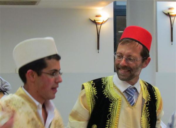 משתלב בליכוד: פייגלין בבגדים מסורתיים בחינה של בנו