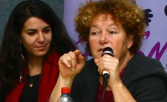 מה עושה זמרת חוזרת בתשובה שרוצה להמשיך להופיע?