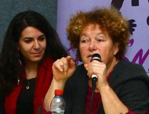 מה עושה זמרת חוזרת בתשובה שרוצה להמשיך להופיע?